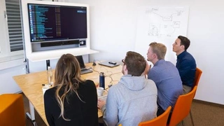 Kleine, interdisziplinär zusammengesetzte Feature-Teams erarbeiten einzelne Teilprozesse eigenverantwortlich und End-to-End.
