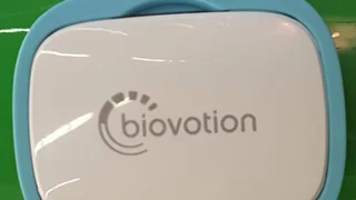 … Biovotion. Das Start-up aus Zürich (Schweiz) hat eine Arm-Manschette entwickelt, die kontinuierlich medizinisch relevante Daten erfasst und über eine Cloud behandelnden Ärzten zur Verfügung stellt.