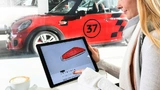 Kundin individualisiert am Tablet das Design einer Blende