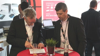 Teilnehmer blicken ins Programm des Wireless Power Congress 2018.