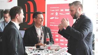 Gespräche am Ausstellungsstand von Würth Elektronik eiSos beim Wireless Power Congress 2018.