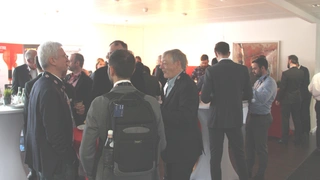 Teilnehmer und Referenten im Dialog im Ausstellungsbereich des Wireless Power Congress 2018.