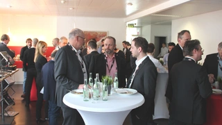 Gespräche in der Pause im Ausstellungsbereich des Wireless Power Congress 2018.