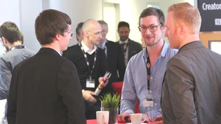 Teilnehmer im Gespräch beim Wireless Power Congress 2018.