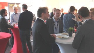 Teilnehmer, Referenten und Aussteller im Gespräch beim Wireless Power Congress 2018.