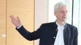 Menno Treffers, Chaiman des Wireless Power Consortiums, während seines Keynote-Vortrages beim Wireless Power Congress 2018.