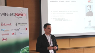 Cem Som, Würth Elektronik  eiSos, während seines Vortrages »200 W inductive wireless power transfer with integrated data communication" beim Wireless Power Congress 2018.  