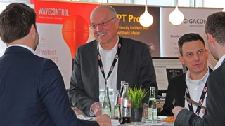 Jörg Hantschel (2.v.l.) und Cem Som (2.v.r.), beide von Würth Elektronik eiSos, sprechen mit Teilnehmern des Wireless Power Congress 2018. 