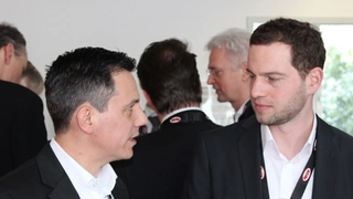 Cem Som (l), Würth Elektronik eiSos, im Gespräch beim Wireless Power Congress 2018. 