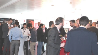 Teilnehmer und Referenten nutzen den Ausstellungsbereich des Wireless Power Congress 2018 für Gespräche.