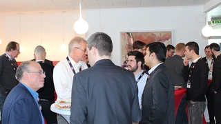 Teilnehmer des Wireless Power Congress 2018 im Gespräch.
