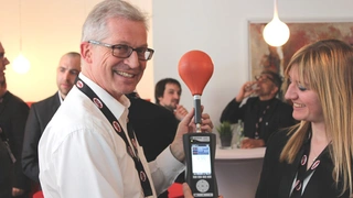 Vorführung in der Ausstellung der Fa. Wavecontrol des Wireless Power Congress 2018.