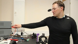 Ein Sensoranzug erfasst Vitalparameter, die eine Augmented-Reality-Datenbrille dem Anwender einblendet.
