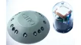 Die auf dem Boden montierten Parkplatzsensoren (links) von Citiq erkennen, ob sich ein Fahrzeug über ihnen befindet und senden ein Signal per IQRF-Funk (Transceiver rechts) an den zentralen Rechner, der die Parkplätze verwaltet.