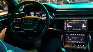 Im neuen Audi A8 lässt sich das Infotainment-System mit weitgehend natürlichen Sprachbefehlen steuern.