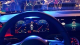 Neben zwei großen 10,25 Zoll großen Displays versorgt in der ausgestellten A-Klasse auch ein Head-up-Display den Fahrer mit Informationen.
