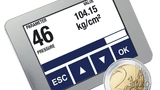 Touchdisplay DMA-15 neben 2 Euromünze