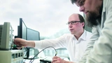 Bild 1. Andreas Lepper (li.) und Florian Simon testen das IVT-F-Messsystem für die Formel E. 