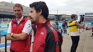 Im Vorfeld des Rennens erläutert Audi-Fahrer Lucas di Grassi, die Besonderheiten der Berliner Rennstrecke.