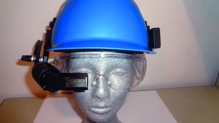 Modulare Datenbrille mit Schutzhelm als mechanischem Träger.