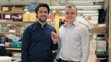 Doktorand Mark Mimee (l.) und ehemaliger MIT-Postdoc Phillip Nadeau (r.) mit dem einnehmbaren Sensor.