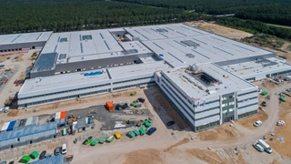 Der vollständige Umzug der rund 800 Mitarbeiter auf das insgesamt 134.000 Quadratmeter große Grundstück der „Fabrik der Zukunft“ ist für Mitte 2020 zu erwarten. Insgesamt investiert Leoni 90 Millionen Euro in den Standort.