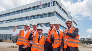 Feierten das Richtfest der Fabrik der Zukunft (v.l.n.r.): Michael Weinmann, Züblin, Ludger Koch, Technischer Direktionsleiter Züblin, Bruno Fankhauser, Mitglied des Leoni-Vorstands und verantwortlich für die Division Wire & Cable Solutions, Dr. Chris