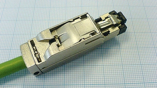  Es gibt spezielle RJ45-Steckerversionen, die man mit einem Panzergehäuse versehen hat, um diesen gegen Beschädigungen zu schützen