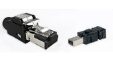 Der zweireihige Mini I/O (rechte Bildhälfte; Raster 1,27 mm) ist viel kleiner als der RJ45 (links mit 1,016-mm-Raster)