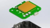 Der RoKi-Sensorknoten verfügt über ein kompaktes, nur 42 mm x 67 mm x 22 mm großes Gehäuse mit programmierbarer RGY-LED, Erweiterungsmöglichkeiten über I/O-Anschlüsse und 64 MB Flash-Speicher. 
