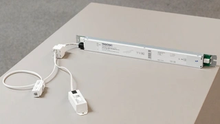 In die Lichtinfrastruktur (rechts) wurden Licht-, Umwelt-, und Präsenzdetektoren integriert.