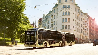 Elektro-Gelenkbus von Volvo in der Seitenansicht