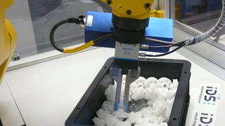 Roboter beherrschen das Pick&Place von Kleinteilen mit »Griff in die Kiste« immer besser. Hier eine Anwendung am Stand des Industriekamera-Herstellers IDS Imaging Development Systems - mit 3D-Kamera von Ensenso, Greifer von Festo und Roboter von Fanu