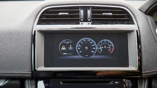 Autodisplay mit Warnung vor Rettungsfahrzeug