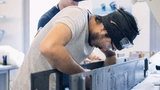 Mitglieder des WARR Hyperloop-Teams beim Verkleben des CFK-Monocoques für ihren Pod