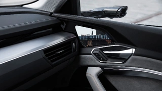 Virtueller Außenspiegel und Display im Inneren des Audi e-tron
