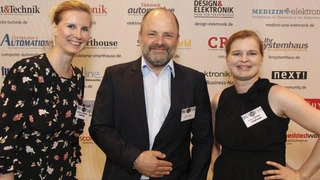 Der frühe »Vogel« freut sich über eine charmante Begrüßung: Irina Hübner, Elektronik, Fabian Schiffer von Infineon und Stefanie Eckardt, Elektronik automotive (vrnl).