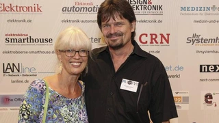 Sonja Winkler, Sales Director Elektronik und Elektronik automotive begrüßt Roland Bickel von Hitex.