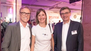 Blick in die strahlenden Gesichter von Matthias Knoppik, Astrid Ernst, beide Mentor a Siemens Business und Peter Gramenz, Mexperts (vlnr).
