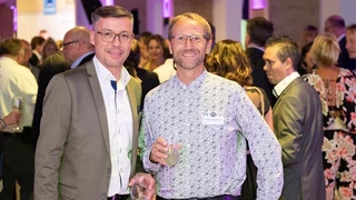 Seit langen Jahren miteinander bekannt: Peter Eberhard, WEKA Fachmedien und Dr. Markus Plankensteiner, TTTech.