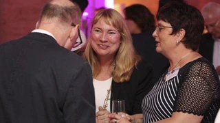 Im angeregten Gespräch: Sylvia Lermann, Lermann Public Relations, und Cornelia Duris von NXP.