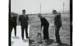 Die Intel-Gründer Gordon Moore (mit der Schaufel), Robert Noyce (rechts) und zwei Unbekannte helfen bei der Grundsteinlegung für den neuen Firmensitz SC1