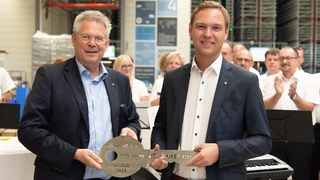 Kurtz Ersa-CEO Rainer Kurtz übergibt den Schlüssel an Logistikchef Matthias Hofmann. 