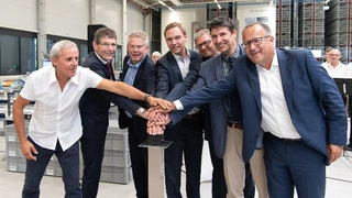 Hand drauf für das Zentrallager (v.r.n.l.): Karl-Heinz Rüth, Kreuzwertheims Bürgermeister Klaus Thoma, Ersa Gesamtvertriebsleiter Rainer Krauss, Logistik-Geschäftsführer Matthias Hofmann, Kurtz Ersa  CEO Rainer Kurtz, MSP-Landrat Thomas Schiebel und 