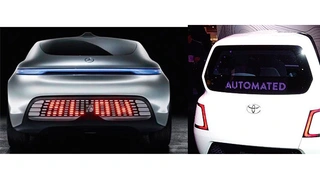 Automobilhersteller entwickeln Exterieur-Displays für autonome Fahrzeuge. Erste Varianten von Daimler (links) und Toyota (rechts) sind im Wesentlichen textbasiert