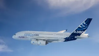 Der A380, unverkennbar an den beiden Fensterreihen, ist das größte in Serienfertigung produzierte zivile Verkehrsflugzeug in der Geschichte der Luftfahrt.