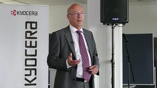 Eberhard Schill stellt im europäischen Kyocera-Hauptsitz in Esslingen die nächste Generation Piezo-Sensor-Aktoren vor