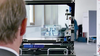 Die Bilddarstellung auf dem 3D-Head-Up-Display wird fortlaufend auf die aktuelle Kopfposition des Fahrers angepasst