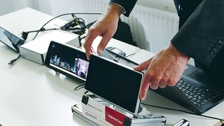 Demonstrator mit „Haptivity-Technik“. Je nach detektierter Fingerposition und Druck simuliert das Display unterschiedliche Klick-Eindrücke.