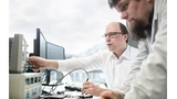 Andreas Lepper (li.) und Florian Simon testen das IVT-F-Messsystem für die Formel E